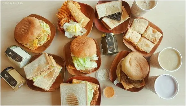 『台中。北區』早安公雞農場晨食-篤行店║台中人氣排隊早午餐，嚴選食材顛覆傳統早餐滋味，將創意與小農食材搭配，阿鯖嫂、薯先生捕魚趣、火爆公雞老麵堡新菜單隆重登場