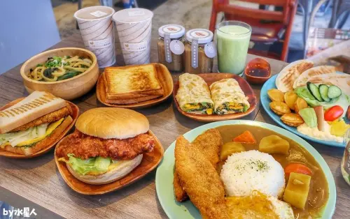 早安公雞新菜單登場！早午餐豐盛大拼盤，飛鏢魚排雙倍肉量，清爽蔬食有飽足感，方便素更多選擇