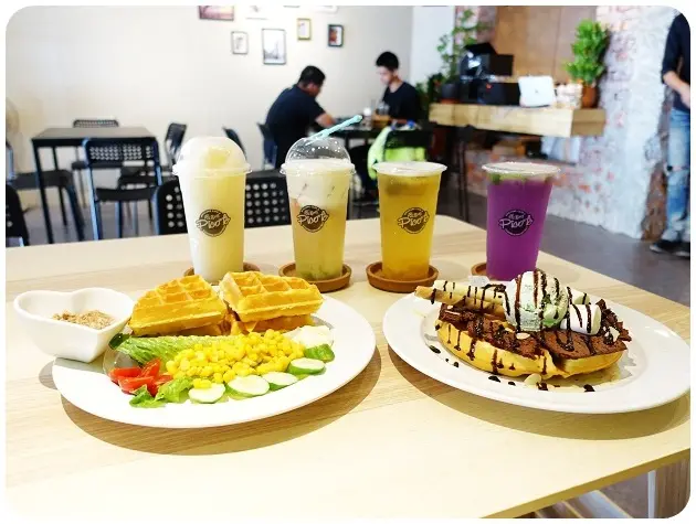 《愛評體驗團》【北區】痞客啡 picofe～逛一中街＆益民商圈、中友百貨的歇腳亭～ 沙拉、鬆餅、蝶豆花飲料 輕食下午茶的平價咖啡廳 提供WIFI／插座