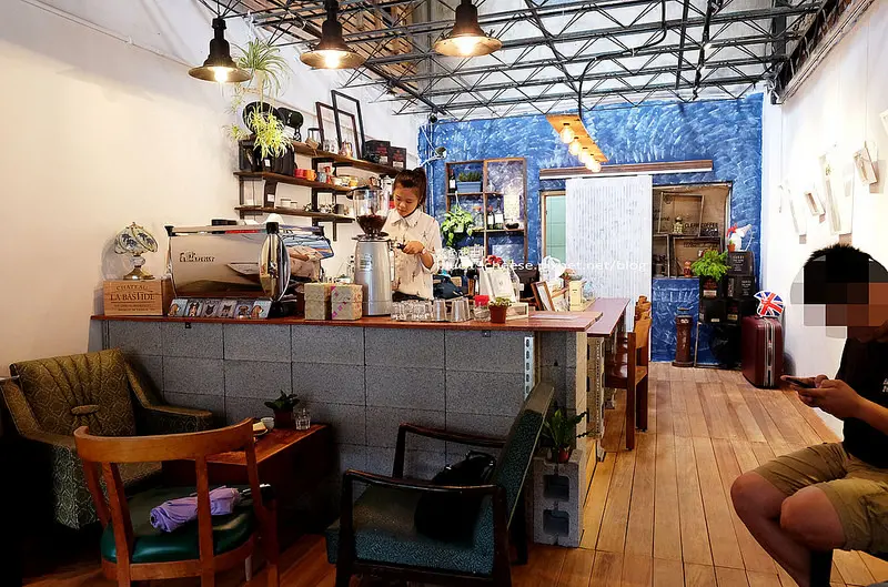 【台中西區】民生咖啡People&Life.Cafe-復古氛圍老屋咖啡館.加入許多老傢私元素.展區牆.餅乾吐司咖啡香.近向上國中.美軍豆乳冰旁