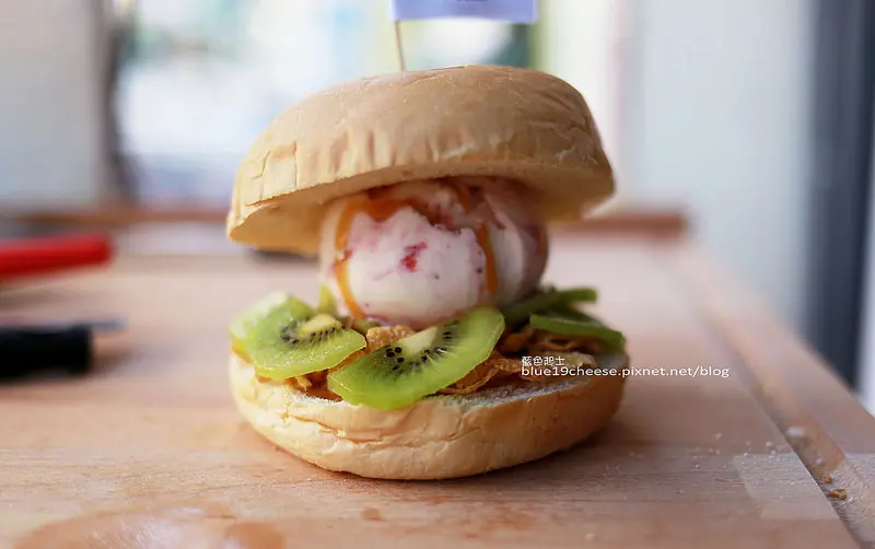 【台中南屯】Ice Cream Buns漢堡冰淇淋-不用跑墾丁.漢堡冰淇淋再現台中.烤的酥香熱的招牌堡包入冰淇淋和水果.客製化漢堡冰淇淋.少女必備.沺木果汁門口騎樓