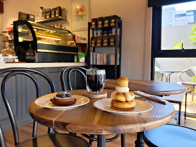 【台中 北屯】舞森咖啡🍀🍀🍀住宅區內的高質感咖啡廳，環境舒適，氣氛佳，鄰近新都生態公園，藍莓塔爆炸好吃😋