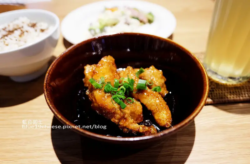 【台中西屯】Cafe&Meal MUJI台中店-MUJI無印良品生活研究所台中旗艦店.台中限定口味.冷熱食組合搭配套餐.共享或獨享都適合.吃完順便逛無印良品.有貼心的兒童的木製遊戲空間.全台獨家刺繡服