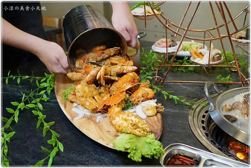 台中北屯燒烤║龍門馬場洞韓牛專賣店，浪漫摩天輪裝肉，大桶海鮮豪浮誇倒上桌，就是要你吃飽拍滿！