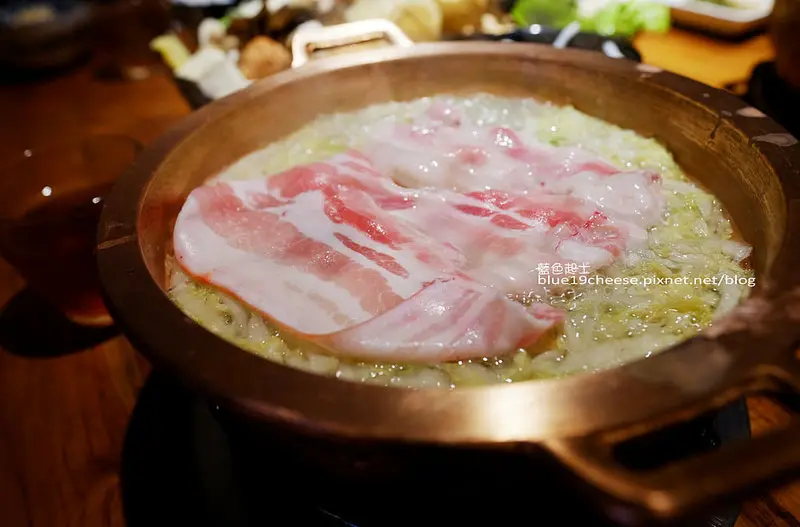 【台中西區】老舅家鄉味公益店-麻辣鍋和酸菜白肉鍋個人鍋.鴛鴦鍋.麵類.滷味.水餃.蒸餃.包子.一個人也可以吃酸菜白肉鍋囉!