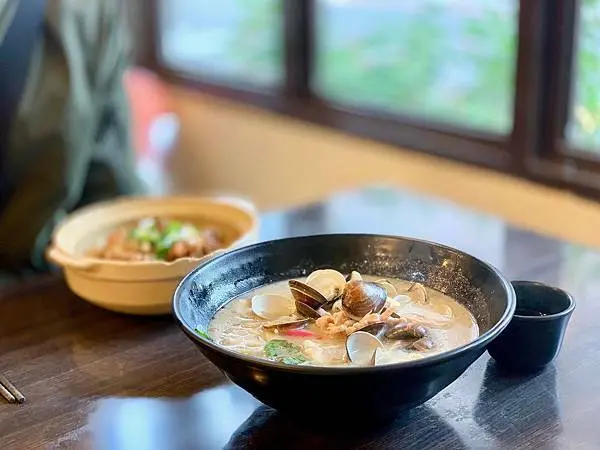 [新竹] 二邨啥麵，超美味蚌麵、花雕雞、乾鍋雞 眷村麵 營業時間 價位 停車