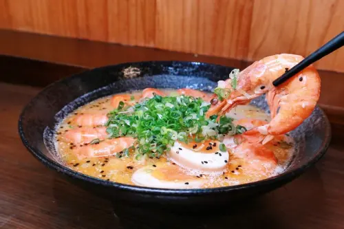 【宜蘭美食】鬼匠拉麵-礁溪店：話題十足，蝦爆了拉麵，還有提前2小時預約才的到超浮誇的神盾拉麵。