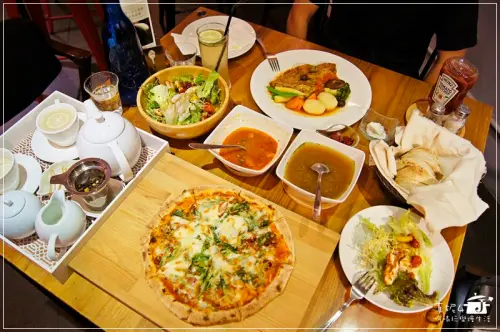 披薩斜塔 32款披薩好好吃，新店地區最靓約會秘境，懷舊的華麗背景好拍到爆!