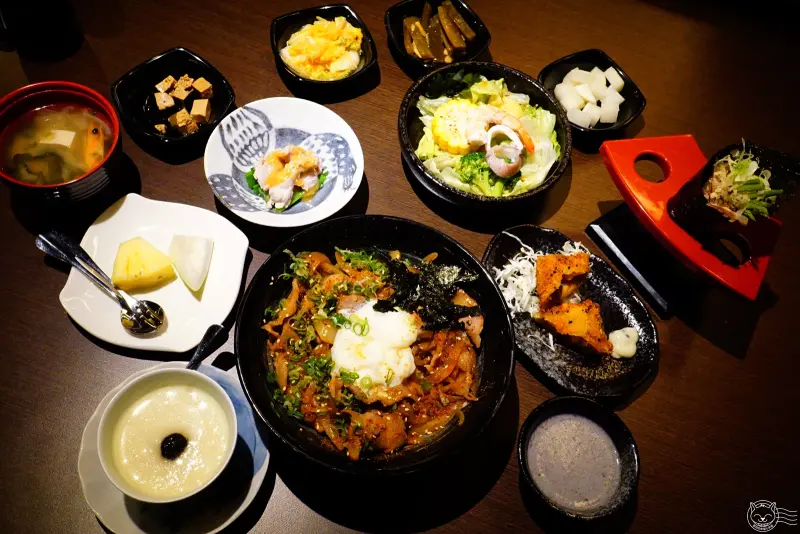 新開幕平價好食丼飯/日本料理來了！180元多種小菜+湯+白飯吃到飽，加點套餐超級划算喔！