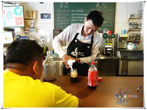 【桃園下午茶】紅果子手烘咖啡坊~有著生啤酒綿密泡沫的氮氣可樂咖啡和QQ口感的熱壓吐司