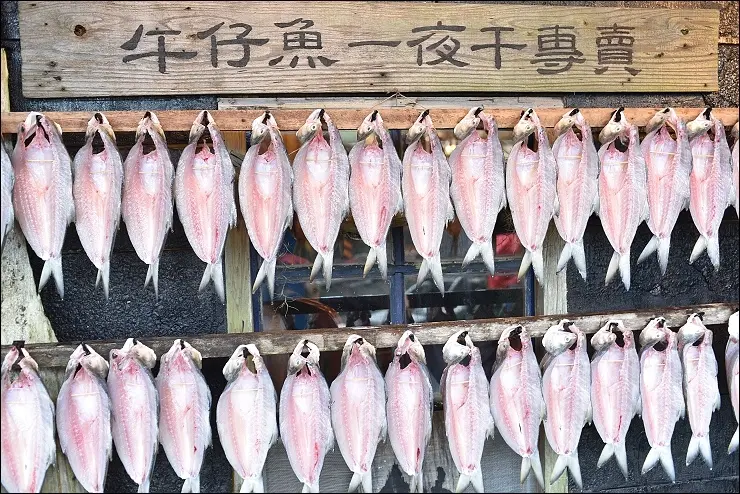 《瑞芳九份金瓜石美食景點》食不厭午仔魚一夜干專賣X一直往嘴裡塞的肉&九份郵局前油蔥粿&瑞芳後站老街保雲芋圓