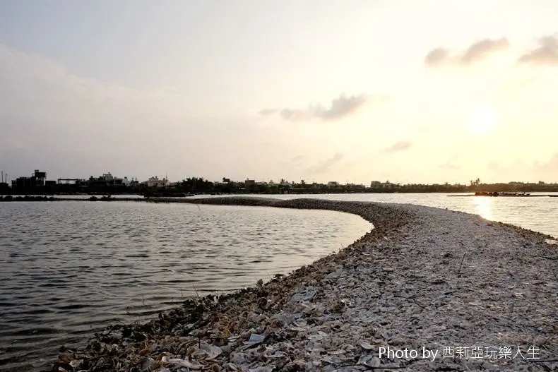 【屏東。東港鎮】小小片的蚵殼也能堆出小島？廢棄蚵殼日積月累居然真的堆出一座『蚵殼島』！這人文地景可是全台獨一無二，有興趣嗎？那就走吧！