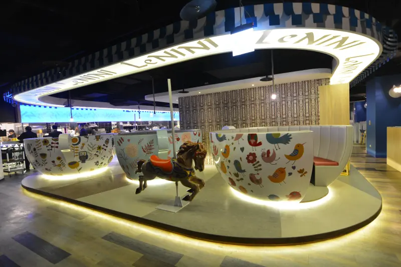 【食-新竹東區】Le NINI樂尼尼義式餐廳♥夢幻旋轉木馬×歡樂咖啡杯座椅♡晶品城購物廣場♥立體停車場♡晶品城停車資訊