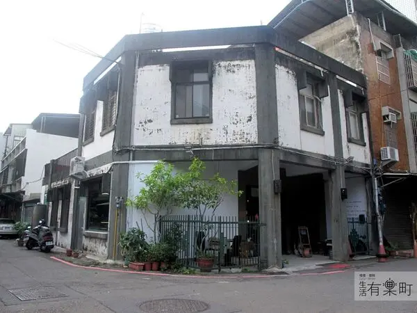 【新竹北區美食】四隻貓咖啡：隱藏版老宅手工甜點，無臉男蛋糕超推薦！