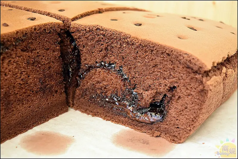 台中爆好吃蛋糕。埔里古早味蛋糕誠品園道店。一天只出六盤賣完為止。傳承60年老師傅手藝紮實濃郁的古早味一吃成主顧