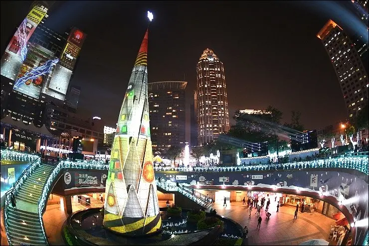 《捷運板南線/板橋站》2016新北市歡樂耶誕城11/19本周末正式開城~必看亮點燈區賞燈路線活動列表．新板特區五大百貨餐廳周邊美食小吃懶人包奉上！