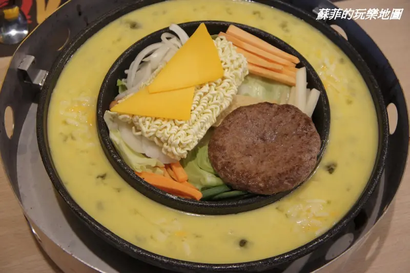 《中壢美食》AGMA起司惡魔-中壢中原店。引領風潮韓國料理 貨櫃屋造景新發現～鐵板烤肉鍋 、飛碟太陽鍋