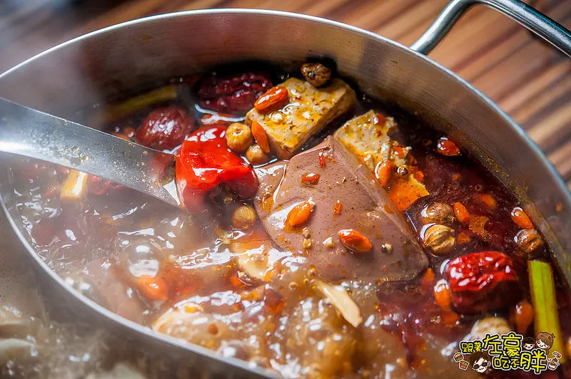 [食記] 在地70年老口味!「老汕頭泉成沙茶/麻辣鴛鴦火鍋」澎派鍋底任意嚐~