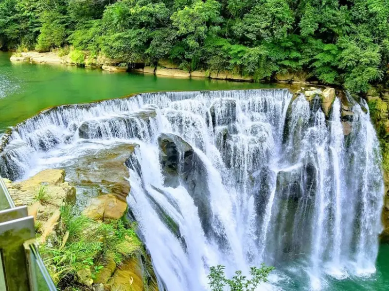 【新北市平溪區 / 戶外旅行 / 十分瀑布】 搭乘平溪線小火車踏青去 十分瀑布 步道 觀瀑吊橋