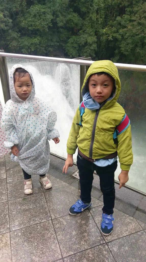 「親子鐵道遊 第9話 十分車站」老街吊橋瀑布鐵道美食來十分讓你一網打盡