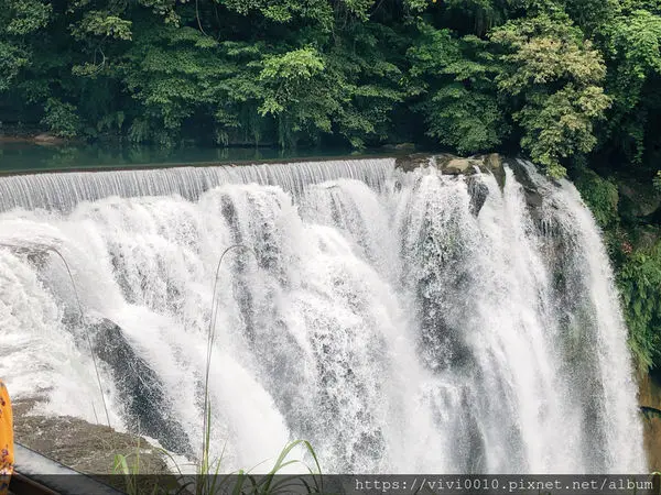 圓圓家出去玩-<新北景點>臺灣最大簾幕式瀑布，十分瀑布傾瀉而下，氣勢磅礡，假日踏青好去處
