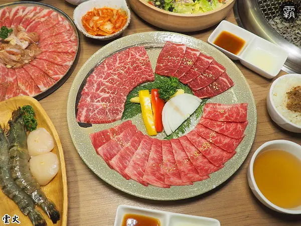  雲火燒肉，Prime極上美牛套餐一次可吃到美牛、豬、雞七種肉肉阿~        
      