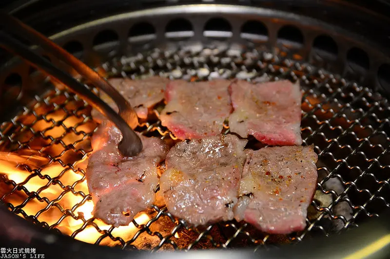 【台中｜美食】台中燒肉推薦，一次享有Choice及Prime等級無骨牛小排，富有肉汁，口感極佳。雲火日式燒肉