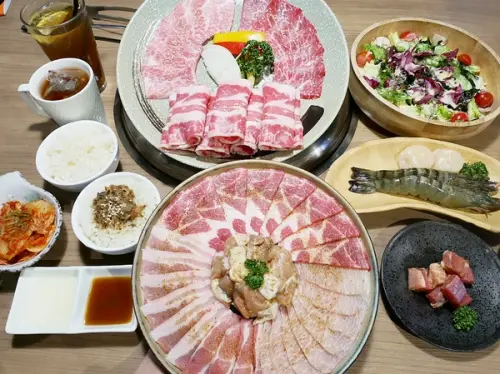 雲火日式燒肉餐廳-台中西屯精致燒肉  近期榮獲項多項評比的肯定  店內提供多種套餐形式  主打和牛燒烤              