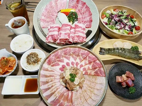 雲火日式燒肉餐廳-台中西屯精致燒肉  近期榮獲項多項評比的肯定  店內提供多種套餐形式  主打和牛燒烤              