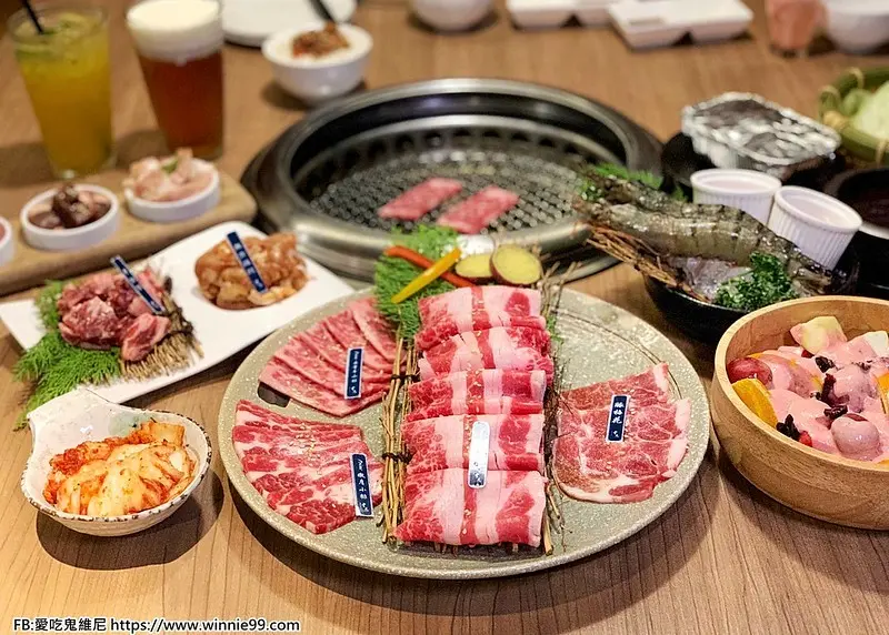 【雲火日式燒肉】台中西屯區太原路上的燒肉美食，雙人套餐$1480就享有海陸盛宴，多達近十種肉，滿足你的味蕾主打「時尚輕燒肉，食肉不長肉」，並以獨家「雲火技術」讓食材保濕保鮮