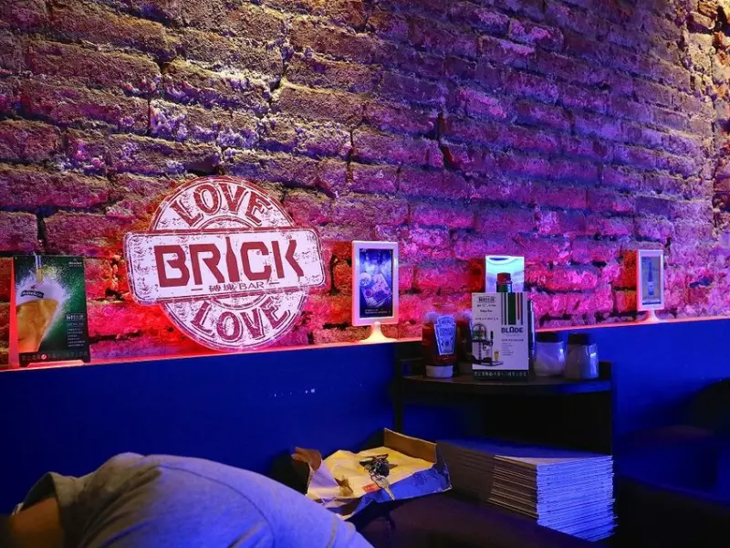 Brick磚塊：台南正興街慶生運動酒吧，慶生送試管酒｜無菸lounge bar/百年老屋 - 進食的巨鼠