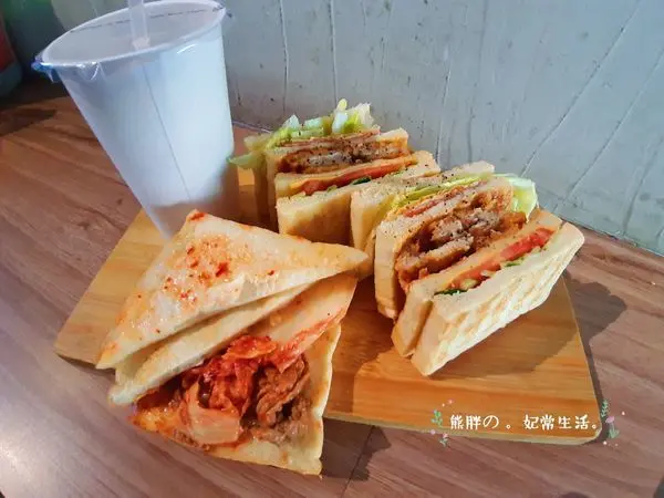 【台中】簡約工業風格，連名字取的好有趣的土木公社早午餐，花醬咔啦吐司豐盛又美味。