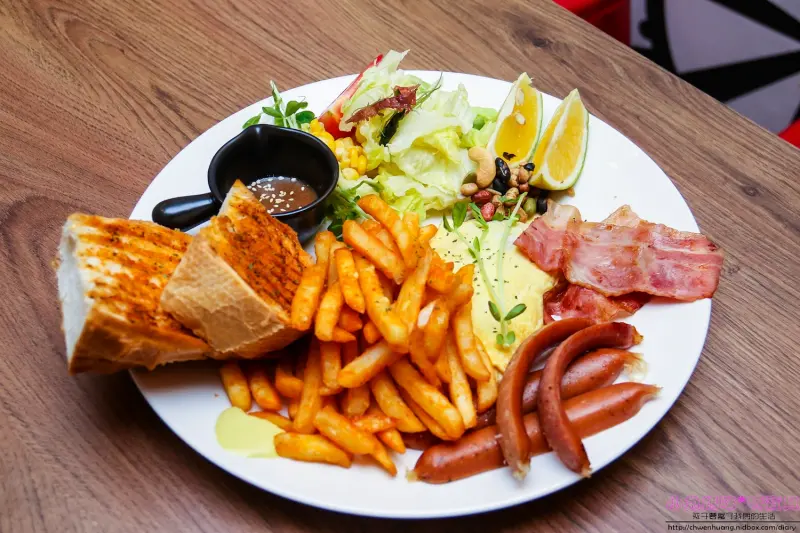 【 中壢早午餐推薦】☼豐滿總匯三明治早午餐（中壢中原店）☼國王套餐、皇后套餐等豐盛又美味早午餐，讓人享受像國王和皇后般的尊貴/咖啡下午茶