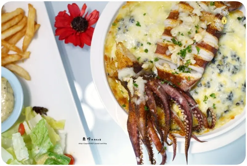 【台中.西屯】小羊夏比 Lamb Charpy 義式料理/焗烤/甜點/厚鬆餅。餐點美味、份量多，宇治抹茶碰撞金時紅豆泥厚鬆餅走花樣蕾絲路線!!