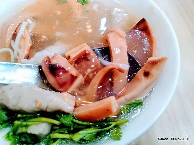 (北捷龍山寺周邊美食)「兩喜號」西園店 --- 迎接創業百年老店換新裝，傳承四代古早味小吃，遠近馳名芳香四溢!