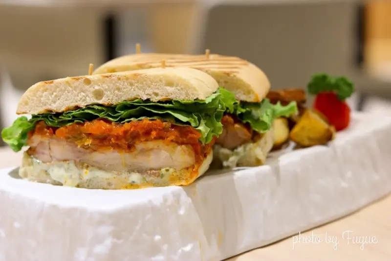 |台北民生社區‧咖啡館|超人氣麻糬鬆餅美味輕食/夢幻白色舒適空間《4mano caffe 民生店》free wifi