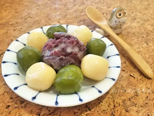 台中【咖啡】Futo小石。好感度極高的一間甜點店，因為我認真是為了糰丸子而去的！一見抹茶就療癒～