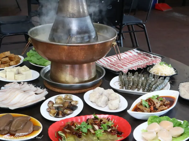 台中美食│小瀋陽酸菜白肉鍋〃來自正宗東北炭火酸菜白肉鍋，湯頭濃郁好喝，還有多款涼菜也超推薦！