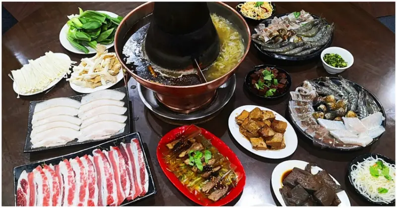 小瀋陽酸菜白肉鍋 東北傳統炭火銅鍋 酸菜白肉+麻辣鍋雙重美味的鴛鴦鍋