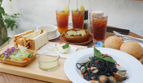 陽明山景觀餐廳｜餐點環境都好喜歡! 有溫度的「白房子 Yang Ｍing Caf’e」，美軍宿舍改建優雅歐式餐廳(文化大學旁、家族聚會餐廳)