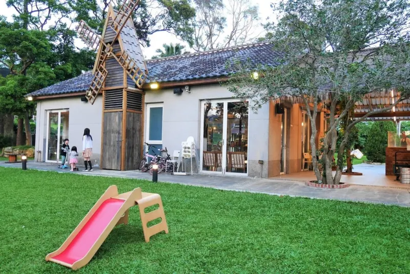 【台北陽明山 | 咖啡廳】隱於林間的白色鐘塔與風車庭園✞天使分享咖啡廳 Angels Share Cafe
