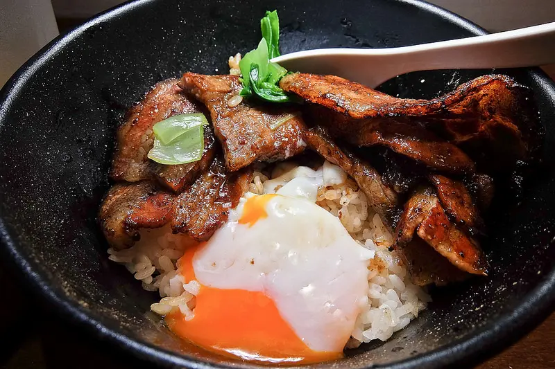 鹹香夠味的豬五花烤肉丼搭配上溫泉蛋, 好吃又滿足!! 佐藤精肉店 akiba  台北 忠孝新生丼飯