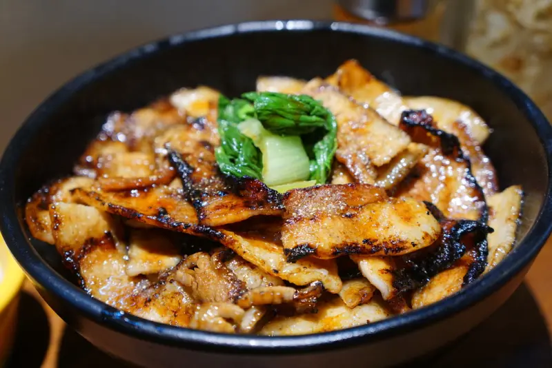 滿滿烤五花肉的一碗丼飯 再肥也要吃呀XD-佐藤精肉店 akiba@捷運忠孝新生站@光華商場