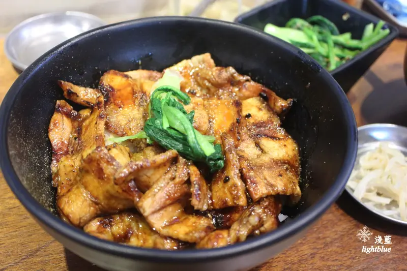 [ 忠孝新生站．光華商場美食 ] 淺藍 × 佐藤精肉店akiba～烤五花肉丼與薑汁豬肉飯，快餐也能很美味