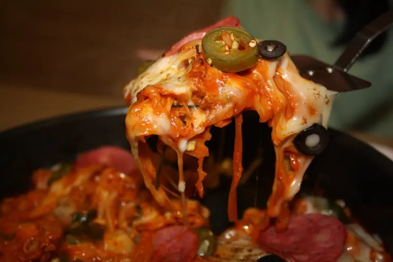 【三重美食】惡魔韓式餐廳:最道地的韓式料理,新菜色-春川披薩雞肉鍋份量超大超滿足@東吃東吃到處吃