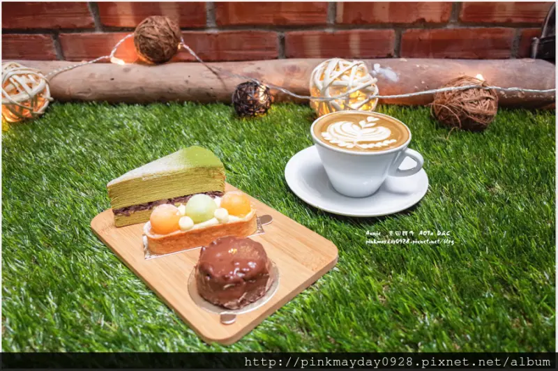 ✿高雄✿ 清新風格小店 白系X紅磚X綠地X仿清水模 採光極佳的天井座位完全讓人大愛 ➜ 青田甜作 AOTa D&C