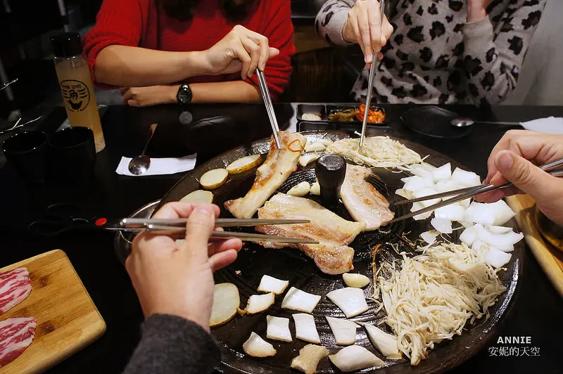 [板橋府中站美食 三角三韓國道地烤肉 ]大鍋蓋烤肉  韓國家鄉料理 桌邊貼心服務 推薦鐵鍋炒飯 