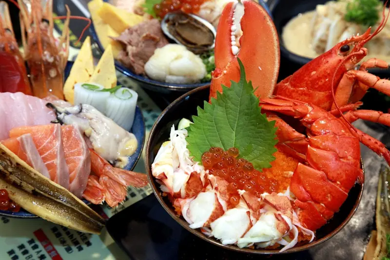 台南美食-芯芯要去【纓風壽司】~超浮誇!這裡的丼飯沒有極限|澎湃福氣海鮮丼|波士頓龍蝦武士丼|燒炙總匯