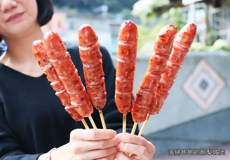 烏來排隊美食『雅各原住民山豬肉香腸』現烤山豬肉香腸，山豬肉棒棒腿，雞肉串，生香腸，菜單價位