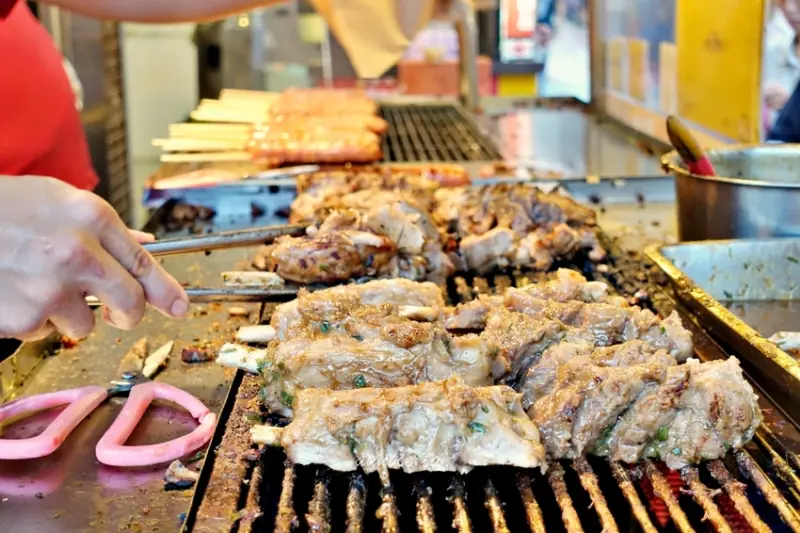 【新北】雅各原住民山豬肉香腸 假日限定腱子肉 烏來老街必吃 - 水晶安蹄 不務正業過生活